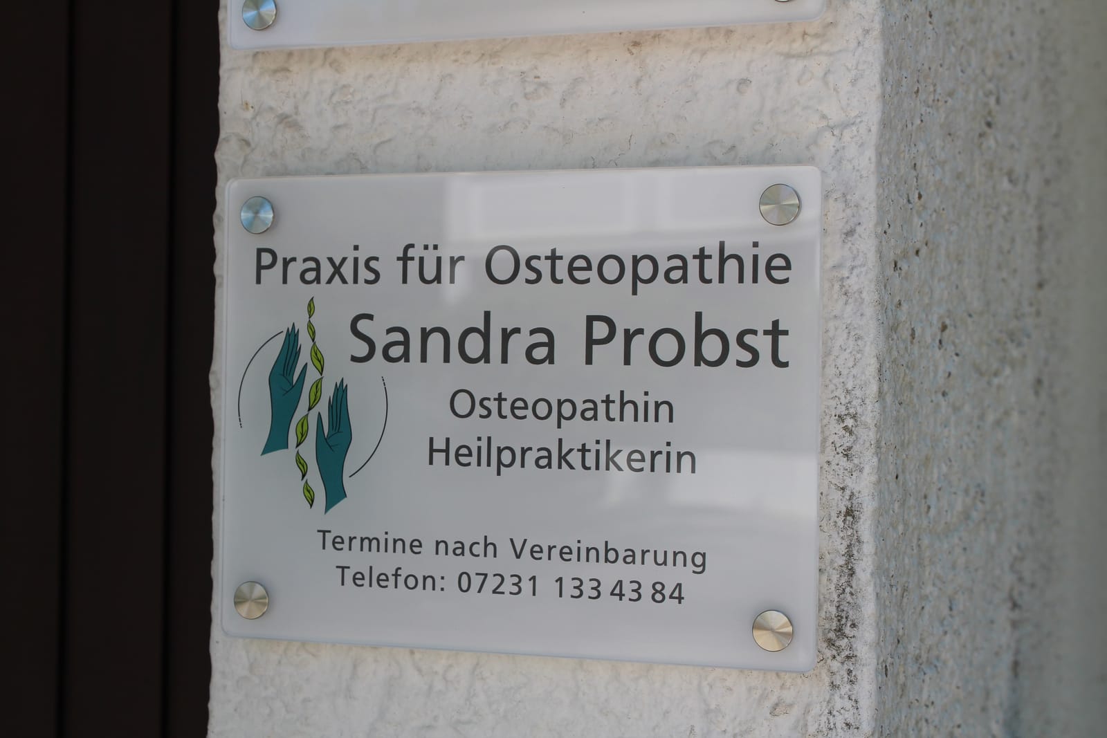 Praxisschild am Eingang in der Spichernstraße 29 in Pforzheim